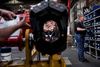 I løbet af 2015 er der oprettet 744 nye industrijob i Aarhus Kommune, hvilket er det højeste antal siden 2008. En af de virksomheder, som hyrer folk nu, er Højbjerg Maskinfabrik. Her Lasse Drastrup Nielsen (centrum), der er ansat på HMF som klejnsmed. Foto: Casper Dalhoff