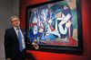 Auktionarius hos Christie's i New York Jussi Pylkkanen foran Picasso-værket, der er det dyreste maleri solgt på en auktion nogensinde.