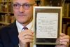 Anne Franks digt blev solgt for godt 1 mio. kr. Foto: Peter Dejong/AP