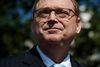 Kevin Hassett er en særdeles anerkendt økonom i USA. Han har blandt andet været rådgiver for den tidligere præsident George W. Bush, den nu afdøde senator John McCain og præsident Donald Trump. AP Photo/Evan Vucci
