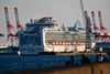 Diamond Princess ligger endnu i havnen i Yokohama. Men ejerne vil efter planen lade det sejle ud på nyt togt i maj. Foto: Kazuhiro NOGI / AFP