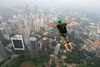 BASE jump er en af de nyere former for ekstremsport, hvor udøveren starter med frit fald, før faldskærmen udløses.