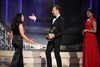 Susanne Bier modtog sidste år sin Primetime Emmy-statuette fra skuespiller Tom Hiddleston, der spiller hovedrollen i Biers "Natportieren". Foto: Chris Pizzello/AP