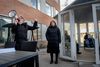 Præst Line Rudbeck (tv.), Skanderborg Sogn, holdt fredag eftermiddag foran plejecentret Dagmargården i Skanderborg den første af flere planlagte påskeandagter foran byens plejehjem. Foto: Casper Dalhoff