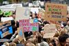 Omkring 2.000 danske skoleelever og unge deltog fredag på Rådhuspladsen i København i en global klimastrejke i stedet for at gå i skole. Demonstrationen kaldes "Fredage for fremtiden". Foto: Nils Meilvang/Ritzau Scanpix)