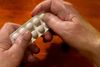 De konventionelle gigtpiller ser ifølge en ny analyse ud til at være lige så effektive som den hundrede gange så dyre biologiske medicin.