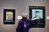 Kunsteksperten Lea Schelke med to af Detroit-museets van Gogh-malerier, et selvportræt og et portræt af postbudet Roulin. Arkivfoto: Carlos Osorio/AP