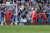 Liverpool-spilleren Steven Gerrard (til højre) scorer i kampen mod Chelsea.