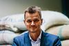 Direktør I Peter Larsen Kaffe, Claus Bertelsen, har med sine 20 års erfaring aldrig tidligere oplevet en så turbulent tid i branchen som i øjeblikket, hvor det er vanskeligt at skaffe varer, og priserne på fragt og produkter stiger voldsomt. Foto: PR-foto
