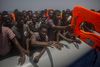 De seneste år har vi talrige gange set små både fyldt med migranter, der tager over Middelhavet. Det har skabt en politisk og værdimæssige krise i EU, mener Eugenio Ambrosi, leder af den europæiske del af FN’s internationale migrantorganisation. Foto: AP