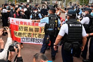 Hongkongs myndigheder har åbnet en omfattende retssag mod 47 politikere, aktivister og demokratiforkæmpere.  