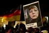 Tysklands kansler, Angela Merkel, er under hårdt pres fra det indvandrerkritiske parti Alternative für Deutschland. Partiet hævder, regeringen lader både flygtninge og indvandrere komme før tyske borgere når det kommer til tyske velfærdsydelser. Foto: Jens Meyer/AP.