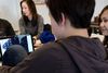 De unge grønlændere jonglerer med både grønlandske og danske gloser i skolen.