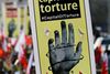 »Ned med regeringen,« lød det taktfast fra tusinder af demonstranter, da de tidligere på måneden demonstrerede i byen Daih mod styret i Bahrain. Demonstrationen var arrangeret af oppositionsgrupper, der krævede stop for myndighedernes brug af tortur og løsladelse af politiske fanger. Foto: Hasan Jamali/AP