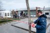 Onsdag begynder daginstitutioner og skoler at åbne. Vi taler med den pædagogiske leder, en medarbejder og de forældre, der gider, i dagtilbuddet Æsken. De har bl.a. sat telte op på legepladsen for at kunne være ude. De åbner kl. 6.30, men børnene (ca. 25 stk. forventet) begynder først at komme fra 7.15 og senere. Foto: Casper Dalhoff