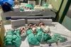 For tidligt fødte børn på al-Shifa hospitalet kan ikke længere ligge i kuvøse, fordi strømmen er gået. Foto: Reuters