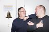 Formanden for Venture Village, Henrik Ernst (t.v.) og ”borgmester” Anders Günzel-Jensen foran succesklokken, som iværksætterne ringer med, hvis de ønsker at dele en succesoplevelse eller har brug for at vende et emne med kollegerne. Fotos: Benjamin Nørskov