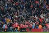 Manchester United-fans og -spillere jubler, efter at Anthony Martial har scoret i FA Cup semifinalen mod Everton.