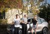 Ekstra planlægning er nødvendig, når familien Winther Hansen - her far Henrik, sønnen Christian (t.v.) og datteren Laura (t.h.) - skal på længere ture i familiens BMW i3. Men langt de fleste ture klares uden problemer. Foto: Laura Bisgaard Krogh