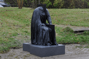 Den kendte danske digter Inger Christensen prises med en skulptur i det offentlige rum, men ville man nogensinde skabe et mindesmærke uden et hoved til en mand, spørger kritikere.
