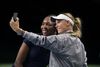 Spillerne tog en selfie efter kampen, da Caroline Wozniacki og Venus Williams mødte hinanden i Champions Battle 2018 i Telia Parken mandag. Foto: Liselotte Sabroe/Ritzau Scanpix