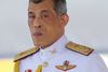 Maha Vajiralongkorn overtager tronen efter sin far, den populære kong Bhumibol, som døde torsdag. Kronprinsen har udbedt sig tid til at sørge, for han bliver kronet. Foto: Sakchai Lalit/AP