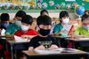Sydkoreanske elever har masker på i skole for at forhindre mers i at sprede sig. Flere skoler i landet er lukket og Singapore har aflyst alle skoleture til Sydkorea pga. lungesygdommen.
