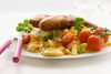 Når vi sidder ved middagsbordet, spiser alt for mange af os for hurtigt, og det er et problem i forhold til mæthedsfornemmelsen. Foto: Colourbox