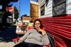 Asha Zitana, 38, mistede sit hjem for otte måneder siden og lever nu i en ramponeret campingvogn i Oakland, Californien, sammen med sin kæreste. Foto: Heidi Plougsgaard