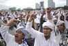 Hundredtusinder af muslimer gik på gaden i protester, hvor de krævede, at Ahok blev fængslet. Nogle krævede ligefrem, at han blev hængt. Ved en protest i starten af november udviklede det sig voldeligt, og en person døde, mens 350 blev kvæstet i de største demonstrationer siden indoneserne i 1998 bragte diktator Suharto til fald og fik indført demokrati. Arkivfoto: Dita Alangkara/AP