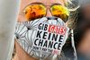 En demonstrant ved en protest i Berlin den 16. maj mod nedlukningen af økonomien har et mundbind, der refererer til Microsoft-milliardæren Bill Gates og mistilliden til hans støtte til vaccineprogrammer. - Giv ikke Gates en chance, lyder teksten. Foto: Tobias SCHWARZ/AFP