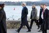 Omgivet af sine sikkerhedsfolk tog USA’s udenrigsminister, John Kerry, en spadseretur langs Geneve-søen. Foto: Salvatore Di Nolfi/AP