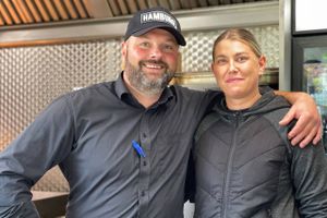 Jess Halling, indehaver af Kokkens Pølsevogn, udvider sin forretning.