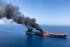 Den norskejede olietanker Front Altair brød i brand torsdag morgen, efter at være blevet angrebet i Omangolfen. Foto: ISNA/Handout via REUTERS
