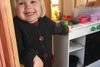 Toårige Merle Balle Hermansen lider af en sjælden sygdom. Hendes forældre forsøger nu at få Medicinrådet til godkende den nødvendige medicin. Privatfoto