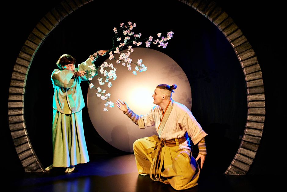 To skuespillere måtte lære at kæmpe med samuraisværd i en ny, japansk eventyrforestilling på Syddjurs Egnsteater. 