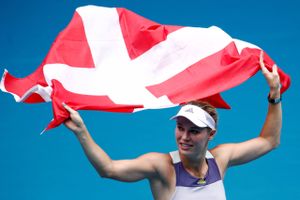 Caroline Wozniackis afskedskamp mod Serena Williams, der var planlagt til 18. maj, bliver udskudt.