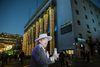 Bob Dylan skulle lørdag have modtaget Nobelprisen i litteratur, men festdeltagerne må nøjes med denne dukke af "His Bobness" uden for Konserthuset i Stockholm. Foto: Carolina Cyrmo/Aftonbladet