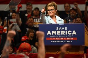 Demokraten Mary Peltola vandt Alaskas sæde i Repræsentanternes Hus foran republikaneren Sarah Palin.