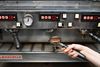 Det er en espressomaskine som denne, La Marzocco Linea, som overlæge Anders Galløe købte for forskningsmidler. Det er professionelt udstyr, der typisk bruges på caféer og restauranter. Foto: Mik Eskestad