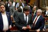 Senatet skal tage stilling til en anmodning fra den spanske regering om at aktivere paragraf 155 i den spanske forfatning. Den kan indebære, at Madrid overtager styringen af Catalonien og sætter den catalanske præsident, Carles Puigdemont (i midten), fra bestillingen. Foto: Manu Fernandez/AP