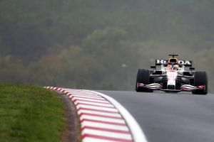 Max Verstappen fører den samlede VM-stilling med seks point ned til Lewis Hamilton efter Tyrkiets grandprix.
