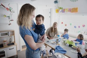 I marts åbnede der som et toårigt forsøg en international vuggestue i Aarhus, hvor primært udstationerede forældre har mulighed for at få deres yngste passet. 