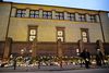 Mange lagde blomster ved den jødiske synagoge i Krystalgade, hvor en gerningsmand dræbte en vagt og sårede to betjente. Tidligere havde samme gerningsmand dræbt en og såret tre betjente ved Krudttønden på Østerbro. Foto. Jens Dresling