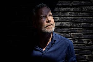 60 år: Han har optrådt både i tv-serier, film og på teater og er i dag skuespilchef på Det Kongelige Teater. 