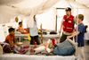 Kronprins Frederik taler med to drenge, som er indlagt på Røde Kors felthospital med brækkede ben, i verdens største flygtningelejr ved Cox"s Bazar i Bangladesh. Foto: Jakob Dall/Røde Kors/Ritzau Scanpix