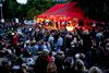 Der må mingles! Folkemødet på Bornholm er blevet en »lobbyistfest i fadølshavet,« mener Socialdemokraternes erhvervsordfører. Her holder dagbladet Politiken fest på Gæstegiveren i Allinge sidste år. Foto: Joachim Adrian