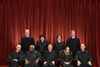 Efter Ruth Bader Ginsburgs (nederste række, anden fra højre) død skal præsident Donald Trump indstille en ny kandidat til posten til godkendelse i Senatet. Flere medier peger på 48-årige føderale dommer Amy Coney Barrett som frontløber til posten. Arkivfoto: Mandel Ngan/Ritzau Scanpix