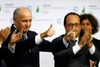 Den franske præsident, Francois Hollande (t.h.), og chefen for COP21, den franske udenrigsminister, Laurent Fabius, var jublende glade, da den nye klimaaftale var i hus i Paris lørdag. Arkivfoto: Francois Mori/AP