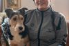 På forsorgshjemmet Potentialehotellet må de unge hjemløse godt have deres kæledyr med. Den 26-årige Mia Dalager sidder her med sin hund Koda. Foto: Joachim Ladefoged